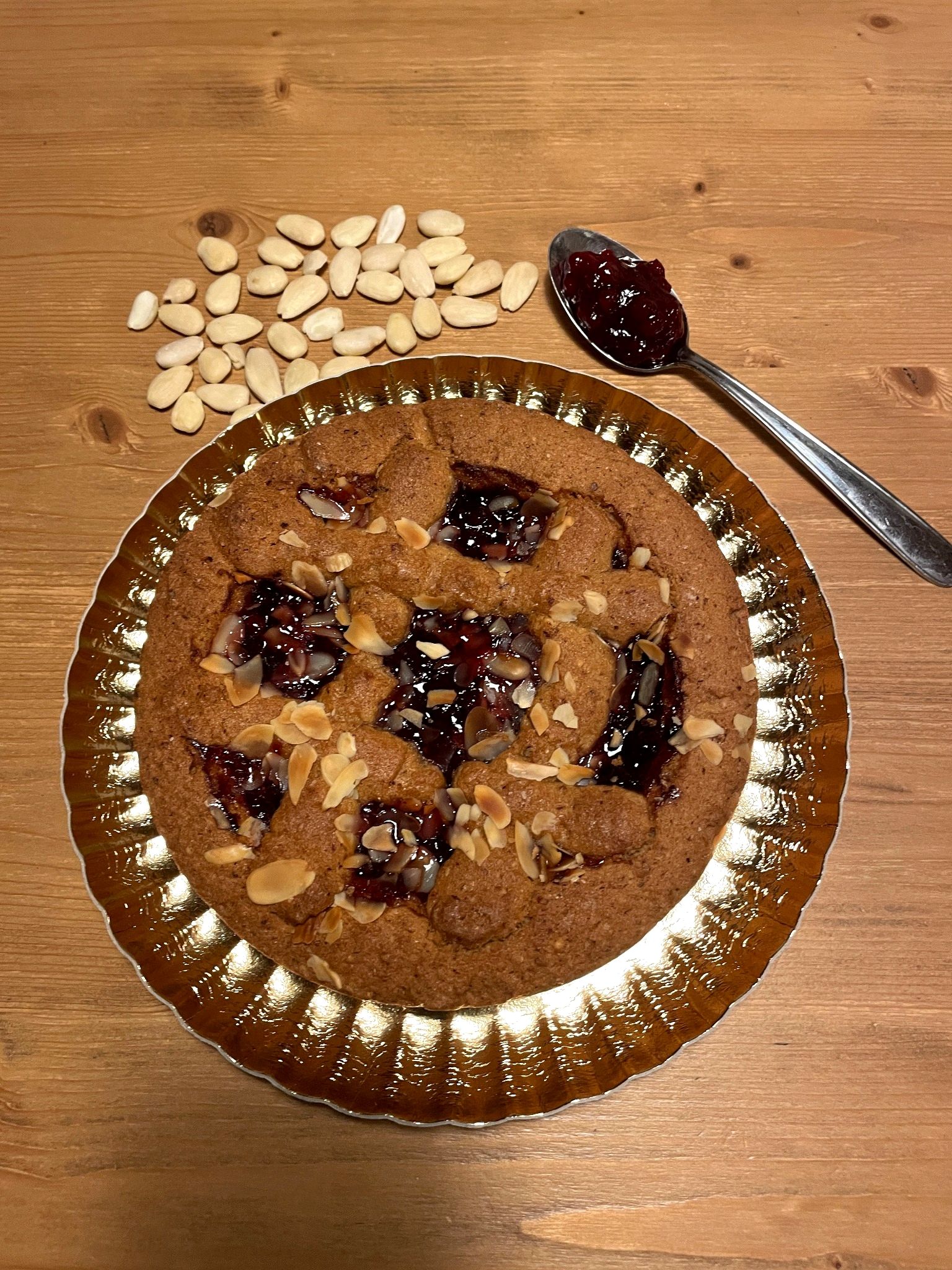 Torta Linz artigianale con mandorle e marmellata
